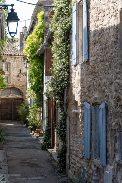 古代フランスの町の古い狭い通りや家で見る Arles Provence Tourism Destination Roman Ruins Bouches Rhone France — ストック写真