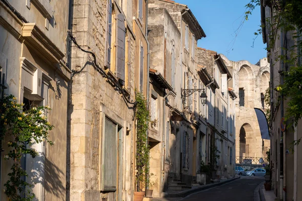 Widok Stare Wąskie Uliczki Domy Starożytnej Francuskiej Miejscowości Arles Prowansji — Zdjęcie stockowe