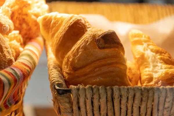 フランス パリの職人のパン屋で展示されているバターパフクロワッサン — ストック写真
