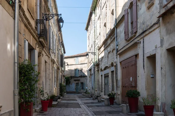 古代フランスの町の古い狭い通りや家で見る Arles Provence Tourism Destination Roman Ruins Bouches Rhone France — ストック写真