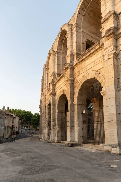 Pohled Staré Úzké Uličky Římskou Arénu Starověkém Francouzském Městě Arles — Stock fotografie