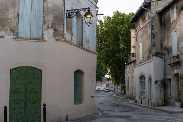 Widok Stare Wąskie Uliczki Domy Starożytnej Francuskiej Miejscowości Arles Turystycznym — Zdjęcie stockowe