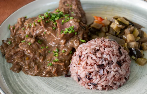 stock image Dish Gardiane de Taureau, gardianne, or daube camarguaise bull slow cooked stew served with rice from Camargue with vegetables, tastes of Camargue, Provence, France