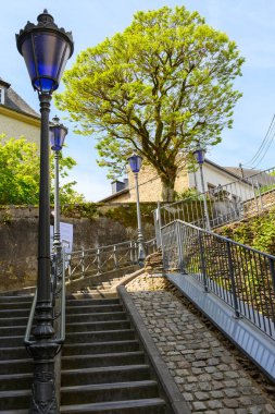 Ortaçağ Bouillon 'unda Lüksemburg' un Wallonie, Belçika bölgesindeki kayalıklarda müstahkem kalesiyle yürüyorum.