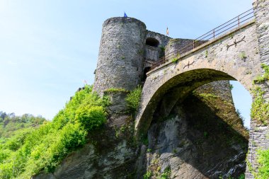 Ortaçağ Bouillon 'unda Lüksemburg' un Wallonie, Belçika bölgesindeki kayalıklarda müstahkem kalesiyle yürüyorum.