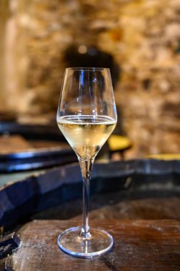 Büyük Cru şarabının tadı köpüklü, köpüklü, köpüklü beyaz şarap Grand Cru şarap üreticisi küçük bir köy olan Cramant, Champagne, Fransa 'daki eski şampanya mağaralarının şampanyası.