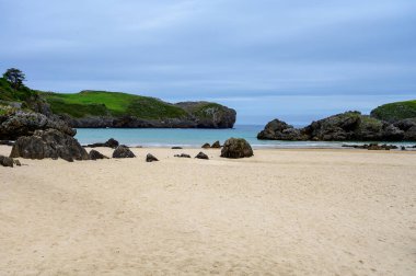 Celorio 'daki Playa de Borizo' daki kayalara bakın. Kuzey İspanya, Asturias 'ın yeşil kıyıları. Beyaz kumlu plajlar, uçurumlar, gizli mağaralar, yeşil tarlalar, ormanlar ve dağlar..