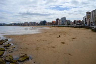 Gijon 'da San Lorenzo ve Cantabria sahillerinde manzara, Asturias, Kuzey İspanya' da büyük şehir.