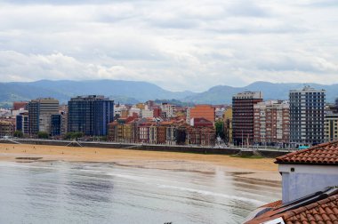 Gijon 'da San Lorenzo ve Cantabria sahillerinde manzara, Asturias, Kuzey İspanya' da büyük şehir.
