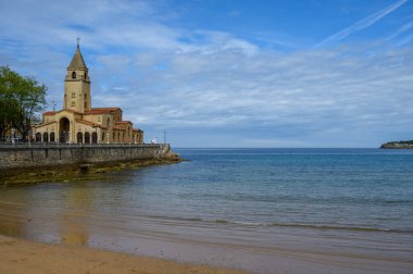Gijon 'da San Lorenzo ve Cantabria sahillerinde manzara, Asturias, Kuzey İspanya' da büyük şehir.