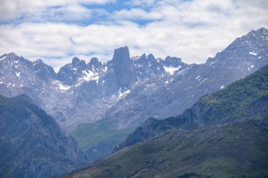 Kuzey İspanya 'nın Asturias kentindeki Picos de Europa' nın Macizo Orta Bölgesi 'nde yer alan Paleozoik Çağ' dan kalma kireçtaşı zirvesi Naranjo de Bulnes veya Picu Urriellu 'nun görüntüsü