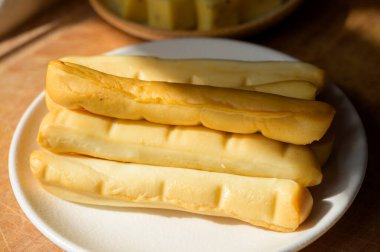 Peynir koleksiyonu, İtalyan sarısı füme caciocavallo veya Puglia 'dan scamorza peynirli çubuk, lezzetli atıştırmalık.