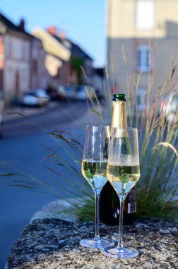 Fransız şampanyasının ilk gelişimi olan Benedikt keşişinin yaşadığı Hautville 'in eski evlerinin manzaralı baloncuklu beyaz şarap tatma şampanyası..