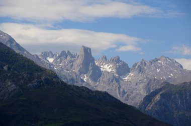 Kuzey İspanya 'nın Asturias kentindeki Picos de Europa' nın Macizo Orta Bölgesi 'nde yer alan Paleozoik Çağ' dan kalma kireçtaşı zirvesi Naranjo de Bulnes veya Picu Urriellu 'nun görüntüsü