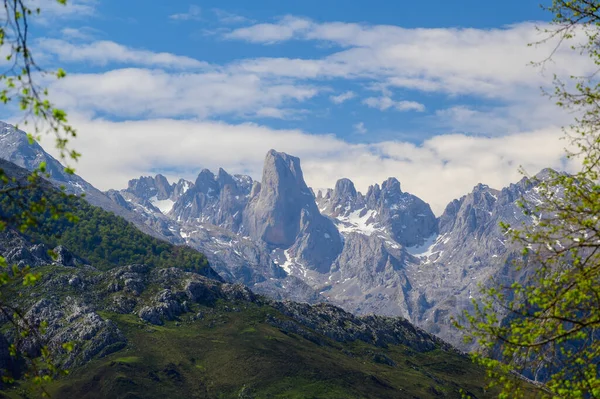 stock image View on Naranjo de Bulnes or Picu Urriellu,  limestone peak dating from Paleozoic Era, located in Macizo Central region of Picos de Europa, mountain range in Asturias, North Spain