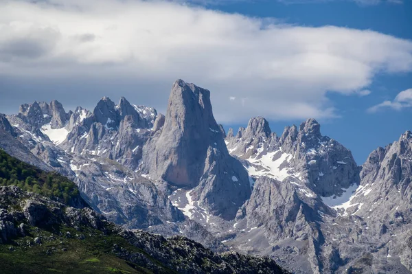 stock image View on Naranjo de Bulnes or Picu Urriellu,  limestone peak dating from Paleozoic Era, located in Macizo Central region of Picos de Europa, mountain range in Asturias, North Spain