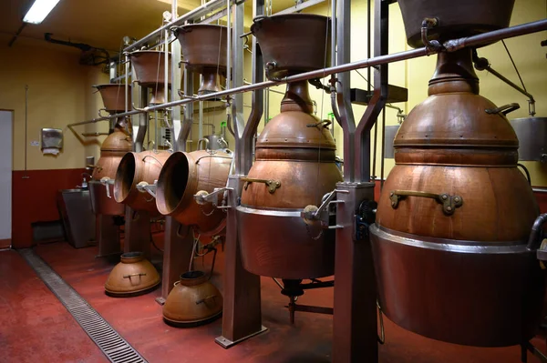 西班牙博德加铜罐中的Gin酒精饮料蒸馏工艺 — 图库照片