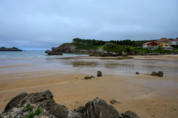 Widok Playa Palombina Las Camaras Wiosce Celorio Zielone Wybrzeże Asturii — Zdjęcie stockowe