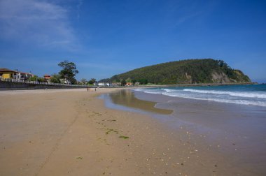 Playa de Ribadesella, Asturias 'ın yeşil kıyıları, Kuzey İspanya' nın beyaz kumlu sahilleri, kayalıkları, gizli mağaraları, yeşil tarlaları ve dağları.