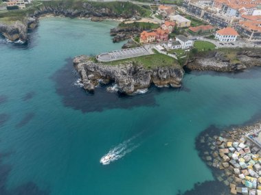 Sahil şeridi ve eski Llane limanı, Asturias 'ın yeşil kıyısı, Kuzey İspanya, beyaz kumlu plajlar, uçurumlar, gizli mağaralar, yeşil alanlar, ormanlar ve dağlar..