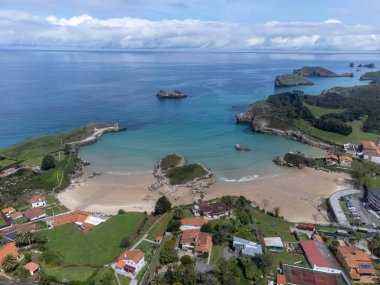 Playa de Palombina, Las Camaras ve Celorio 'daki hava manzarası, Asturias, Kuzey İspanya' nın yeşil kıyıları, beyaz kumlu plajları, kayalıkları, gizli mağaraları, yeşil tarlaları ve dağları olan.