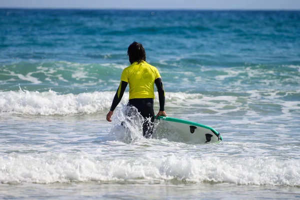 Vlak Mladých Surfařů Prkny Playa Palombina Las Camaras Celoriu Zelené — Stock fotografie