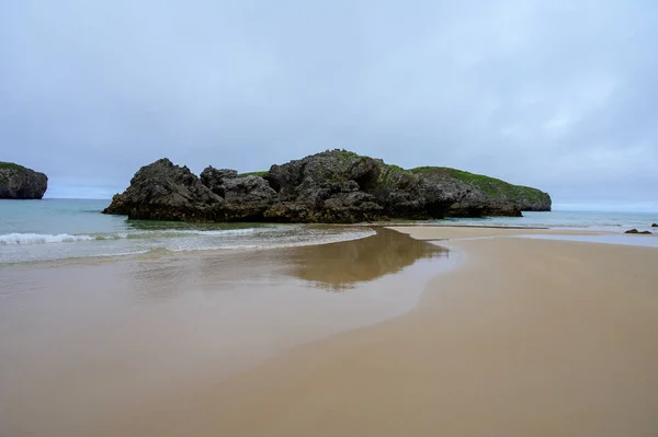 Vista Sulle Rocce Playa Borizo Celorio Costa Verde Delle Asturie — Foto Stock