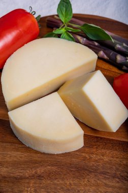 İtalyan peyniri, Cremona 'dan gelen Provolone Dolce inek peyniri zeytin ekmeği ve domatesle servis ediliyor..