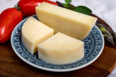 İtalyan peyniri, Cremona 'dan gelen Provolone Dolce inek peyniri zeytin ekmeği ve domatesle servis ediliyor..