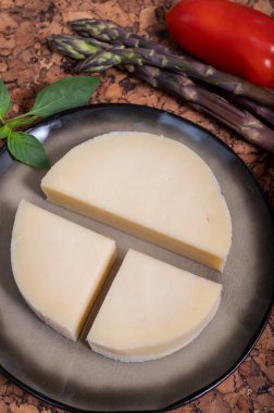 İtalyan peyniri, Cremona 'dan gelen Provolone Dolce inek peyniri zeytin ekmeği ve domatesle servis ediliyor..