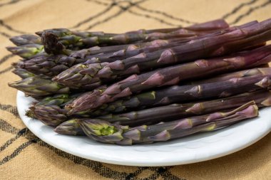 Bahar mevsimi, yeni Hollanda hasadı, Alman mor kuşkonmazı, bir sürü çiğ mor kuşkonmaz..