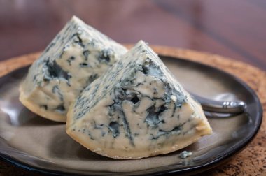 Peynir koleksiyonu, bir parça Fransız peyniri Auvergne ya da dört tane d 'Ambert yakın çekim..