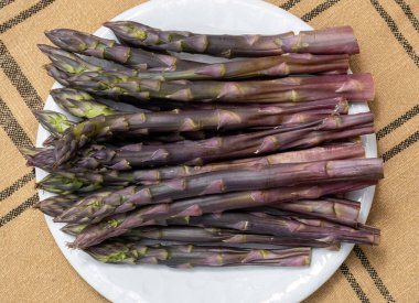 Bahar mevsimi, yeni Hollanda hasadı, Alman mor kuşkonmazı, bir sürü çiğ mor kuşkonmaz..