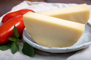 İtalyan peyniri, Cremona 'dan gelen Provolone Dolce inek peyniri zeytin ekmeği ve domatesle servis ediliyor..