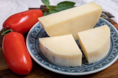 İtalyan peyniri, Cremona 'dan gelen Provolone Dolce inek peyniri zeytin ekmeği ve domatesle servis ediliyor..