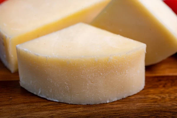 Italský Sýr Sýr Provolone Dolce Cow Cremony Podávaný Olivovým Chlebem — Stock fotografie