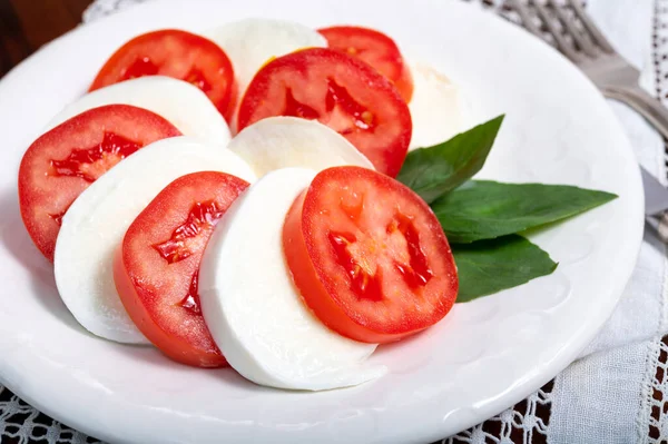 Itaian Vegetariánské Jídlo Čerstvé Caprese Salát Bílého Měkkého Italského Mozzarella — Stock fotografie