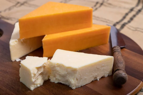 英国奶酪系列 苏格兰色和英国成熟的切达奶酪特写 — 图库照片