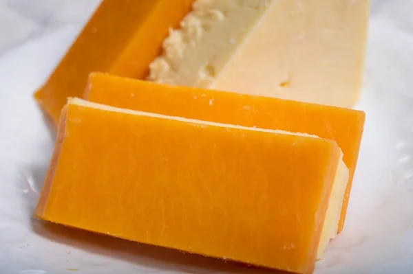 英国奶酪系列 苏格兰色和英国成熟的切达奶酪特写 — 图库照片
