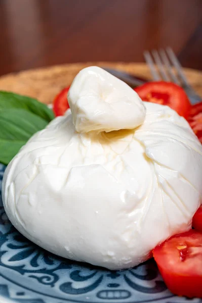 Puglia Dan Taze Talyan Peyniri Beyaz Burrata Foglia Saporosa Topu — Stok fotoğraf