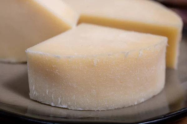 Italienischer Käse Provolone Dolce Aus Cremona Serviert Mit Olivenbrot Und — Stockfoto