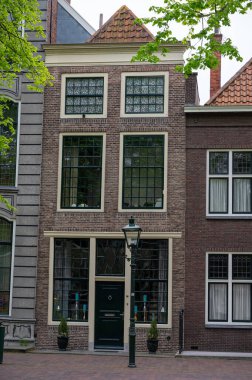 Eski Hollanda kasabası Zierikzee 'de eski küçük evleri ve dar sokakları olan Zeeland, Hollanda