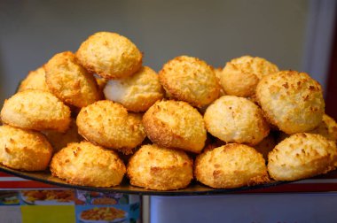 İspanyol esnaf dükkanında sergilenen taze hamur işleri ve tatlılar. Kapatın, hindistancevizli kekler.