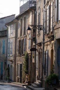 Antik Fransız kenti Arles 'deki eski dar sokakları ve evleri, Provence' deki turistik yerleri, Roma harabeleri, Bouches-du-Rhone, Fransa