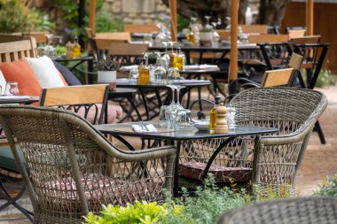 Öğle yemeğinden önce, masalı boş cafeler güneşli Saint-Tropez, Provence, Fransa 'da misafir bekliyor..