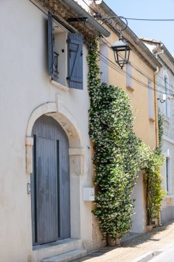 Eski sokaklar, kale duvarları ve eski Fransız kasabası Aigues-Mortes 'teki evler, kare kale, Gard, Occitaine, Fransa' daki turistik yerler