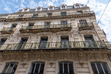 Montpellier şehrinin, Fransa 'nın, evlerin ve sokakların eski orta kesiminde yürüyorum.