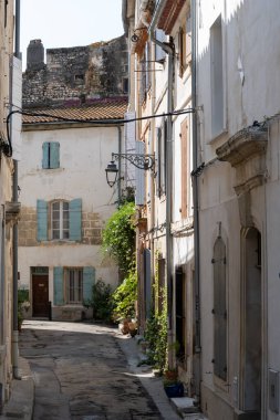 Antik Fransız kenti Arles 'deki eski dar sokakları ve evleri, Provence' deki turistik yerleri, Roma harabeleri, Bouches-du-Rhone, Fransa