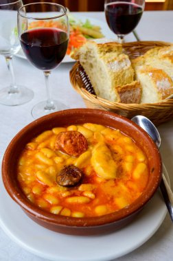 Fabada asturiana, Asturian fasulye güveci, İspanya, sıcak ve ağır yemek Asturian şarabı veya kırmızı şarapla servis edilir, fabes de la Granja büyük beyaz fasulye, omuz domuz eti, pancetta veya pastırma, morcilla sosisi, sucuk yakın çekim