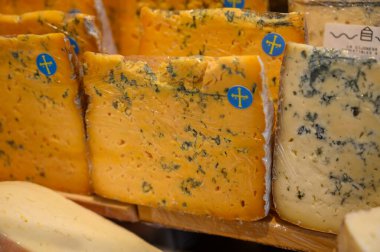 İnek, koyun ve keçi sütünden yapılmış Pria 'dan kırmızı peynir, Asturias' tan 3 süt peyniri çiftlik dükkanında satılıyor, İspanya